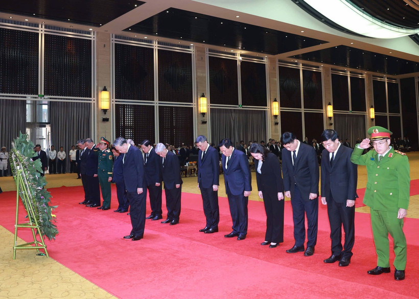 苏林总书记和越南党、国家高级代表团吊唁坎代·西潘敦同志逝世。图自越通社