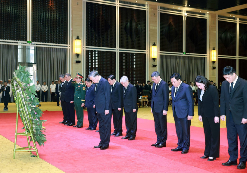 苏林总书记和越南党、国家高级代表团吊唁坎代·西潘敦同志逝世。图自越通社