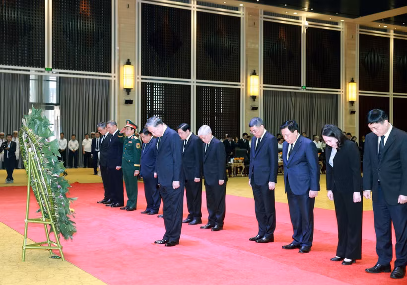 苏林总书记和越南党、国家高级代表团吊唁坎代·西潘敦同志逝世。图自越通社