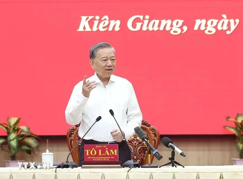 越共中央总书记苏林率中央工作代表团与坚江省委常务委员会和安江省委常委召开会议。图自越通社