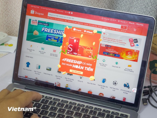 越南电子商务市场目前由Shopee、TikTok商店、Lazada和Tiki等大型平台主导。其中，Shopee以67.9%的市场份额位居第一。图自Vietnam+