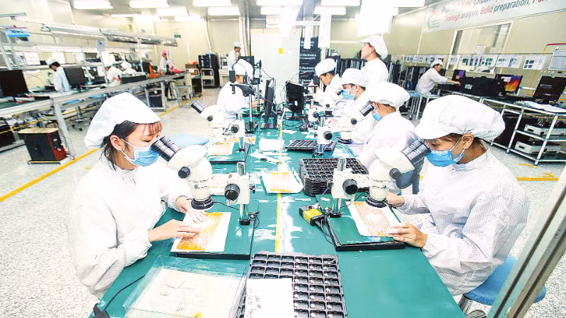 兴安省4P有限公司工厂的电子电路板生产线。图自《人民报》