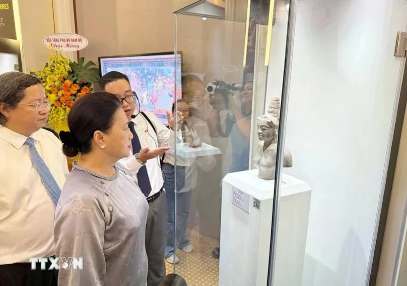 前国会主席阮氏金银参观展览。图自越通社