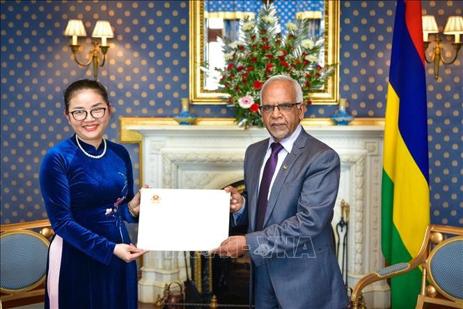 6月2日，在毛里求斯共和国首都路易港的总统府，越南驻毛里求斯大使陈氏秋辰向毛里求斯总统达兰比尔·戈库尔递交了国书。大使馆供图