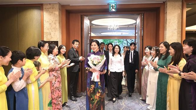 越共中央总书记苏林夫人吴芳璃会见在韩越南新娘代表 。图自越通社