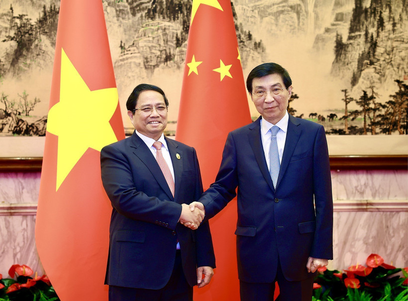 越南政府总理范明政与中国全国政协主席王沪宁。图自越通社