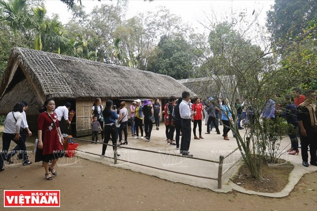  游客参观设在南坛县金莲县的胡主席老家。图自《越南画报》 