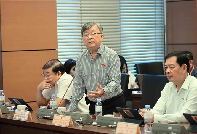 国会代表就学前儿童和学生学费减免政策展开讨论。图自越通社