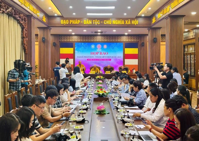 新闻发布会场景。图自越通社