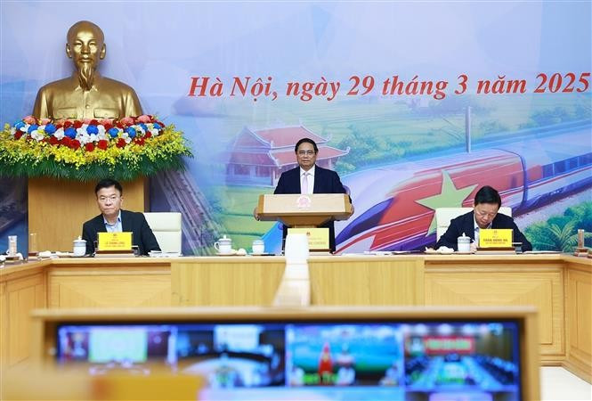 越南政府总理、国家交通运输领域重点项目、工程指导委员会主任范明政主持会议。图自越通社