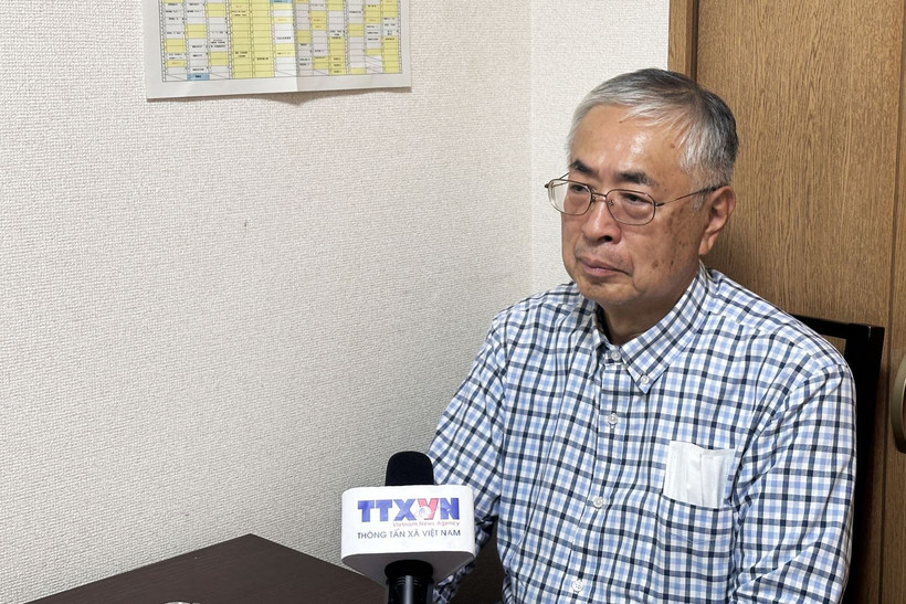日本东京外国语大学的栗原弘英教授接受越通社驻东京记者的采访。图自越通社