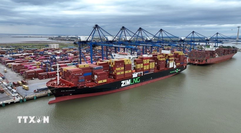 在越南港口停泊的集装箱船。图自越通社