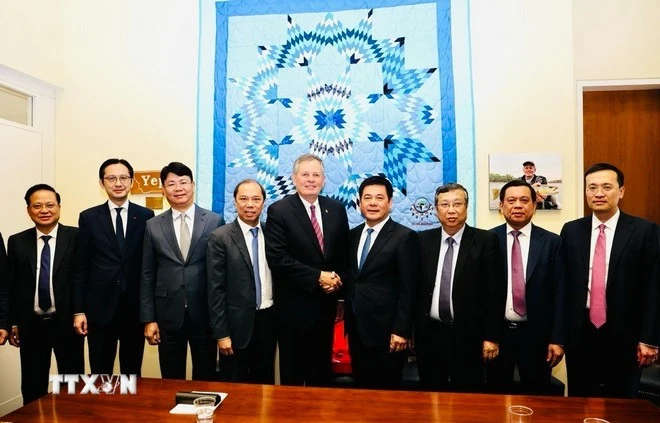 越南工贸部部长、政府谈判代表团团长阮鸿延与美国参议院外交关系委员会和财政委员会成员史蒂夫·戴恩斯和越南谈判代表团成员。图自越通社