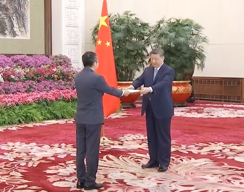 越南驻华大使范清平向中国国家主席习近平递交国书。图自越通社