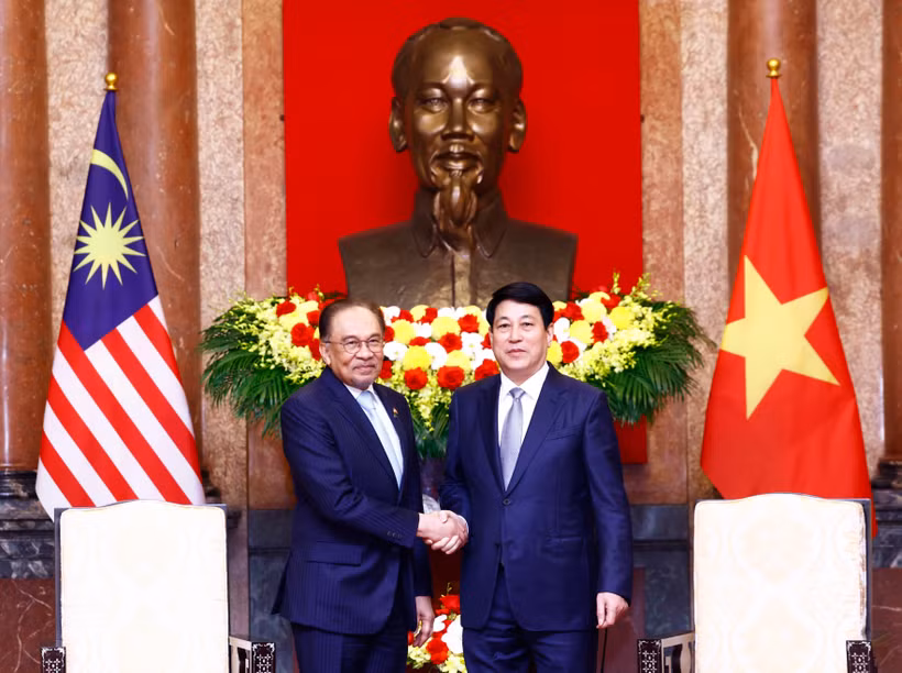 梁强主席（右）与马来西亚总理安瓦尔·易卜拉欣。图自越通社
