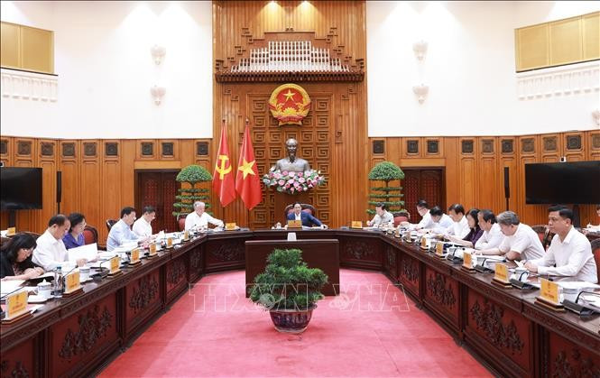 越南政府总理范明政主持召开落实中央委员会关于精简组织机构的第18号决议（18-NQ/TW）政府指导委员会会议。 图自越通社