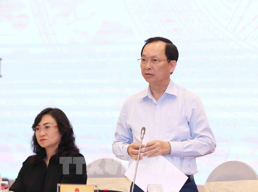 越南国家银行副行长陶明秀在新闻发布会上回答记者的提问。图自越通社