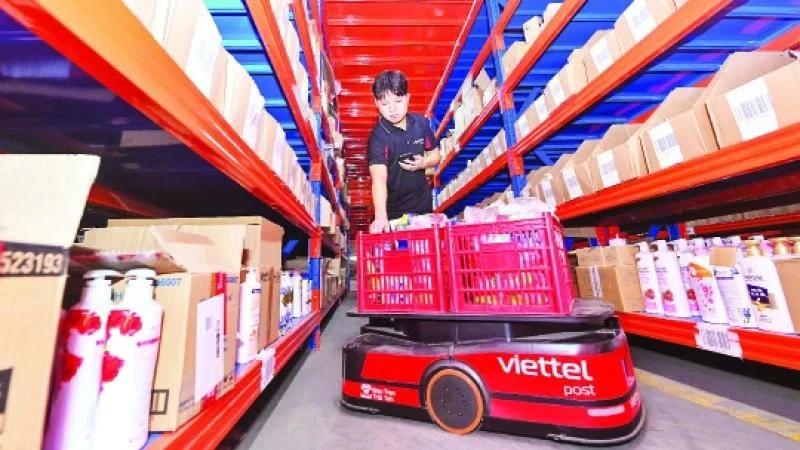 在越南电信邮政股份总公司（Viettel Post）仓库使用机器人。图自《人民报》 