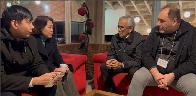 越南驻阿根廷大使兼驻乌拉圭大使吴明月与乌拉圭共产党总书记、劳动与社会保障部长胡安·卡斯蒂略和乌拉圭外交部副部长瓦莱丽娅·苏卡西举行了工作会谈。图自越通社