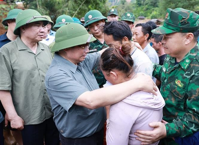 越南政府总理范明政走访慰问沙荣受灾群众。图自越通社