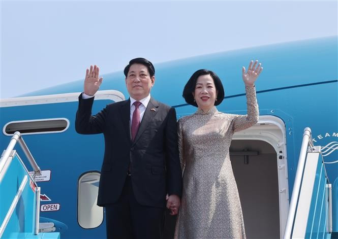 越南国家主席梁强偕夫人离开首都河内，开始对埃及和安哥拉两国进行国事访问。图自越通社