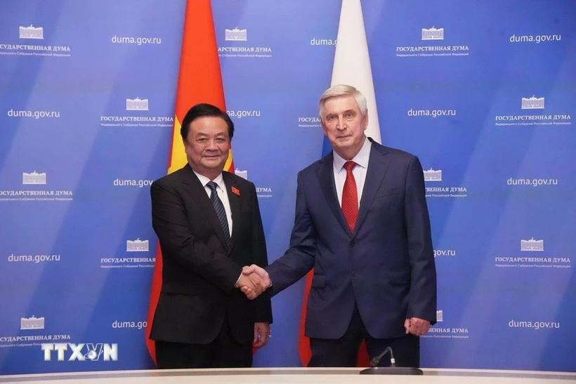 越南国会副主席黎明与俄罗斯国家杜马（议会下院）第一副主席伊万·梅利尼科夫。图自越通社