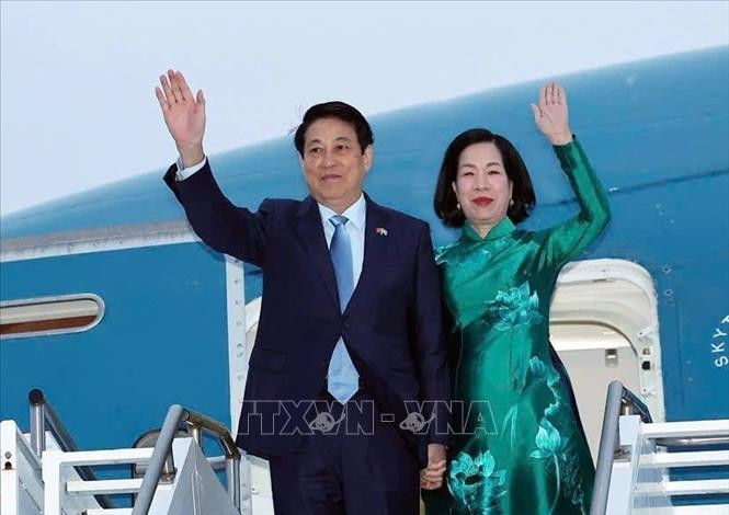 越南国家主席梁强偕夫人及越南高级代表团离开纽约,圆满结束赴美出席第80届联合国大会高级别一般性辩论之行。图自越通社