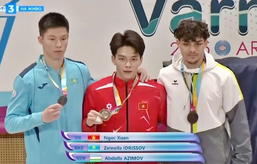 越南体操运动员邓玉春善（左二）赢得金牌。图自《人民军报》