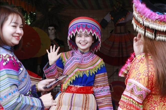 游客体验穿上蒙族传统服饰。图自越通社