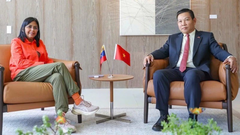 委内瑞拉第一副总统德尔希·罗德里格斯于4月15日会见越南驻委内瑞拉大使武忠美。图自越通社