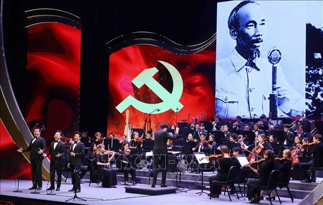 “党在大捷的春天”特别文艺晚会。图自越通社