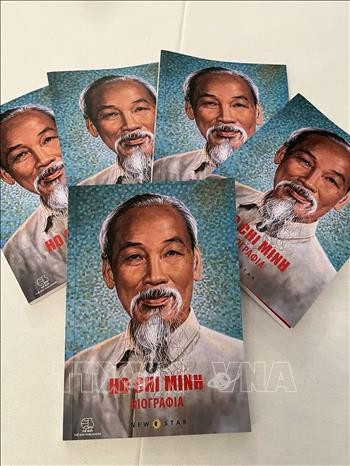 《胡志明传记》希腊语版。图自越通社
