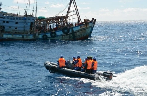 海警四区官兵经常执行海上巡逻管控任务，始终成为渔民的坚实靠山。图自《人民军队报》