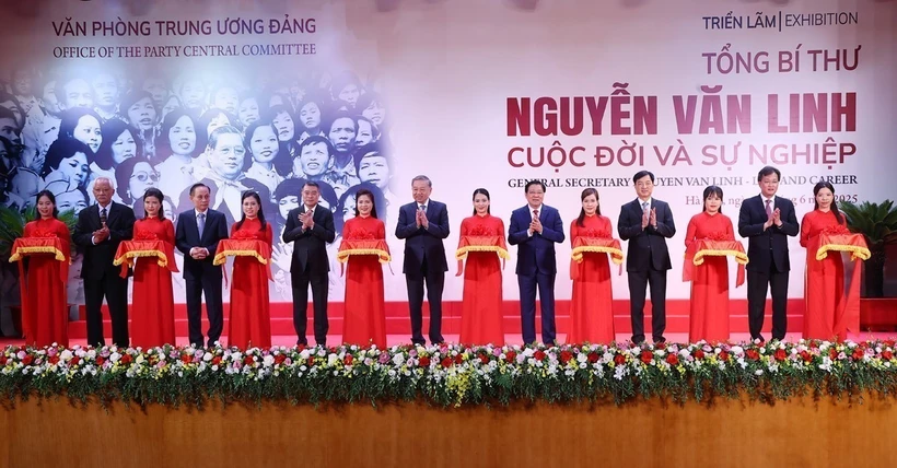 越共中央总书记苏林出席展览开幕式并为展览剪彩。图自越通社