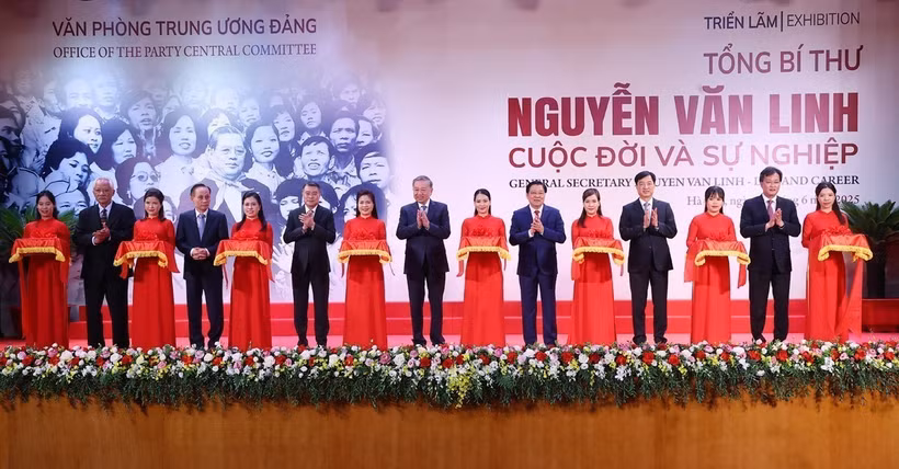越共中央总书记苏林出席展览开幕式并为展览剪彩。图自越通社