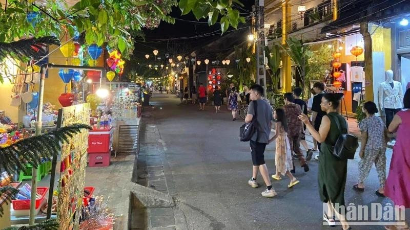 会安位列越南最热情好客城市榜首。图自《人民报》