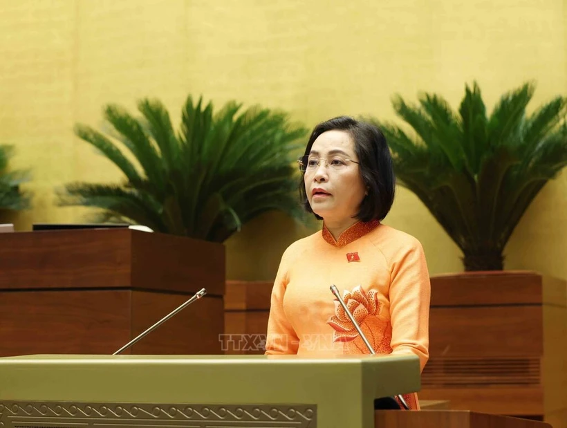 越南国会副主席阮氏清作关于缩短第十五届国会和2021-2026年各级人民议会任期的呈文。图自越通社