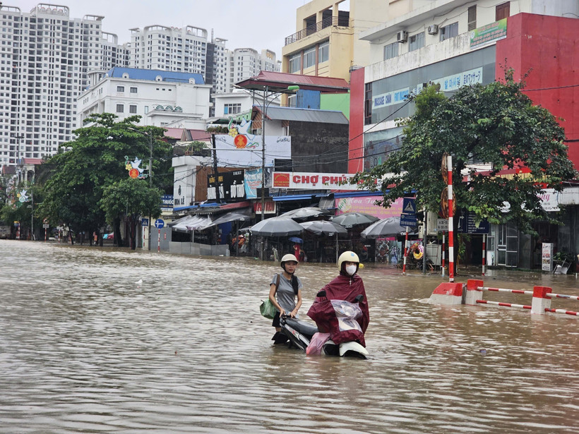 受台风环流影响，河内市多地发生洪涝灾害。图自越通社