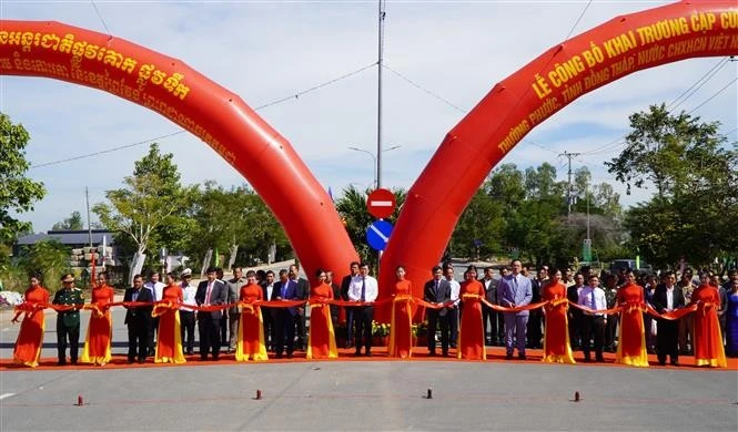 常福（越南）-考罗卡（柬埔寨）陆上和水上国际口岸开通仪式。图自越通社