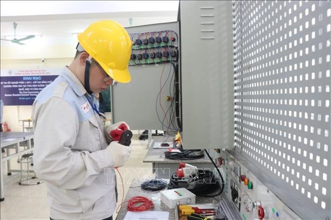 北宁工业高等专科学校的学生接受实用技能培训。图自越通社