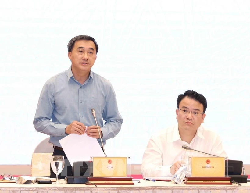越南卫生部副部长陈文瞬回答记者的提问。图自越通社