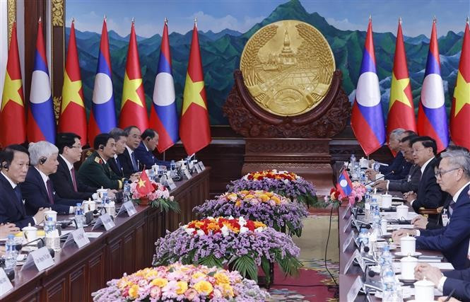 梁强与老挝人民革命党中央委员会总书记、国家主席通伦·西苏里举行会谈。图自越通社