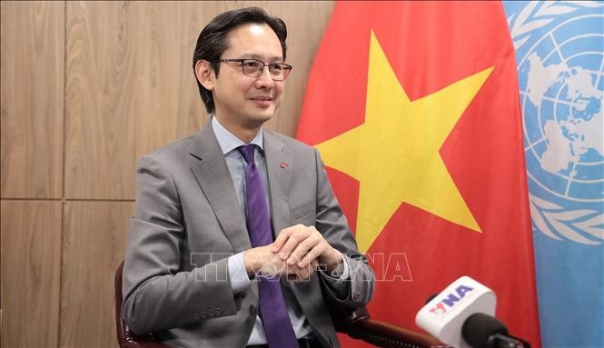 越南常驻联合国代表团团长邓雄越大使在接受越通社记者采访。图自越通社