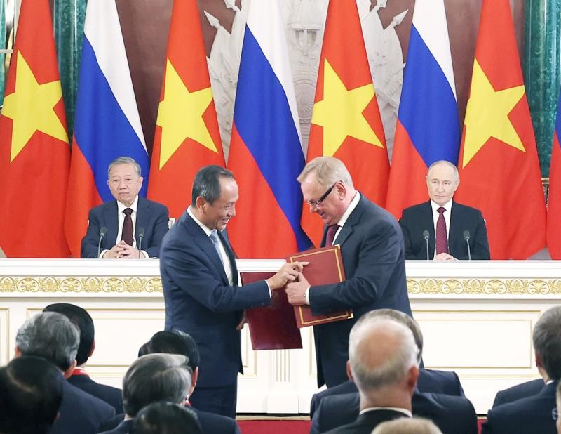 谅解备忘录签字仪式在苏林和俄罗斯总统普京的见证下隆重举行。图自互联网