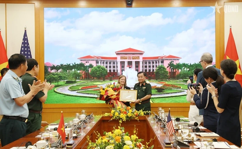 越共中央委员、中央军委常委、国防部副部长黄春战上将向美国国际开发署（USAID）驻越南首席代表阿勒·格拉布斯授予奖状。图自越通社