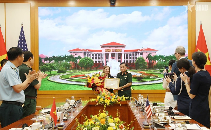越共中央委员、中央军委常委、国防部副部长黄春战上将向美国国际开发署（USAID）驻越南首席代表阿勒·格拉布斯授予奖状。图自越通社