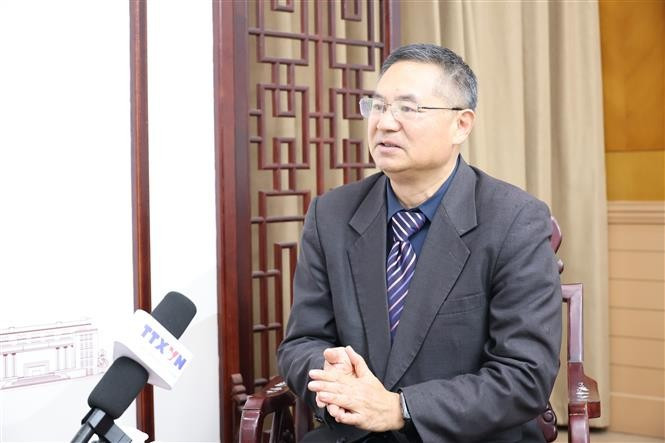 中国浙江工业大学、越南研究中心主任成汉平接受越通社记者的采访。图自越通社