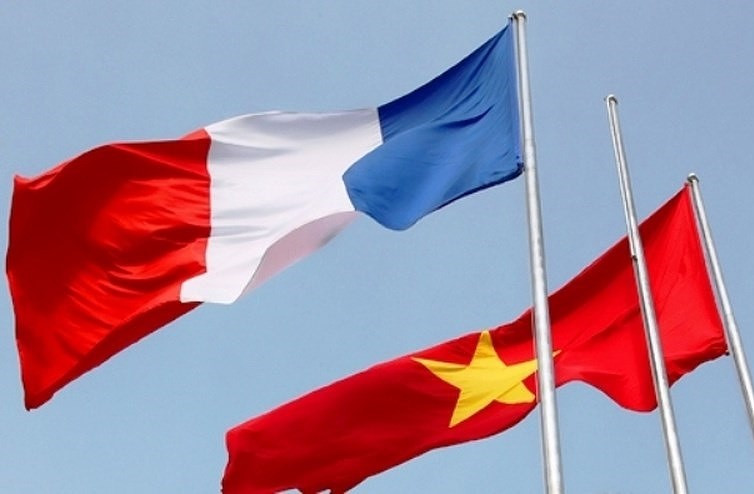 越法两国国旗。