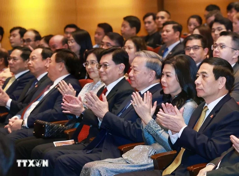 越共中央总书记苏林和夫人吴芳璃与新加坡总理黄循财和夫人卢子蕾出席音乐会。图自越通社