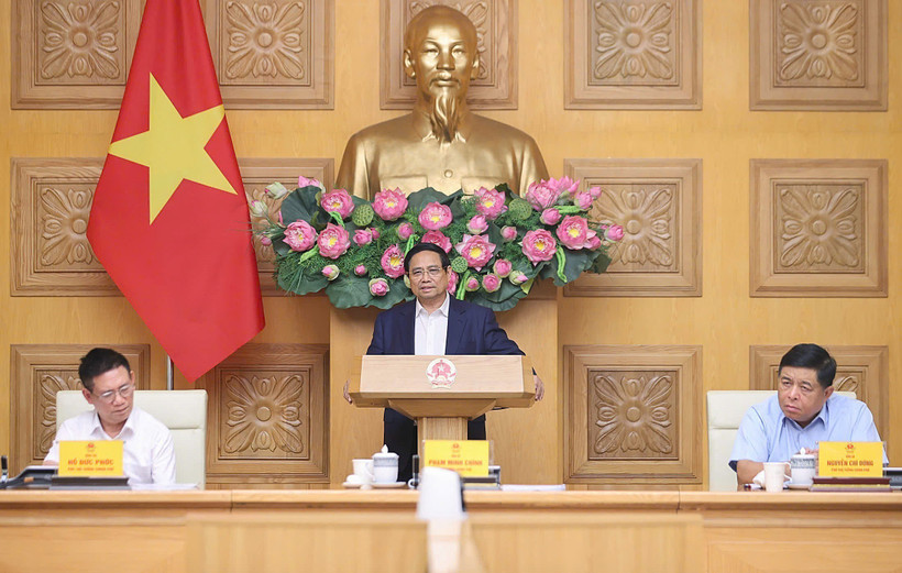 越南政府总理范明政与政策咨询委员会召开会议，重点讨论稳定宏观经济大盘。图自越通社